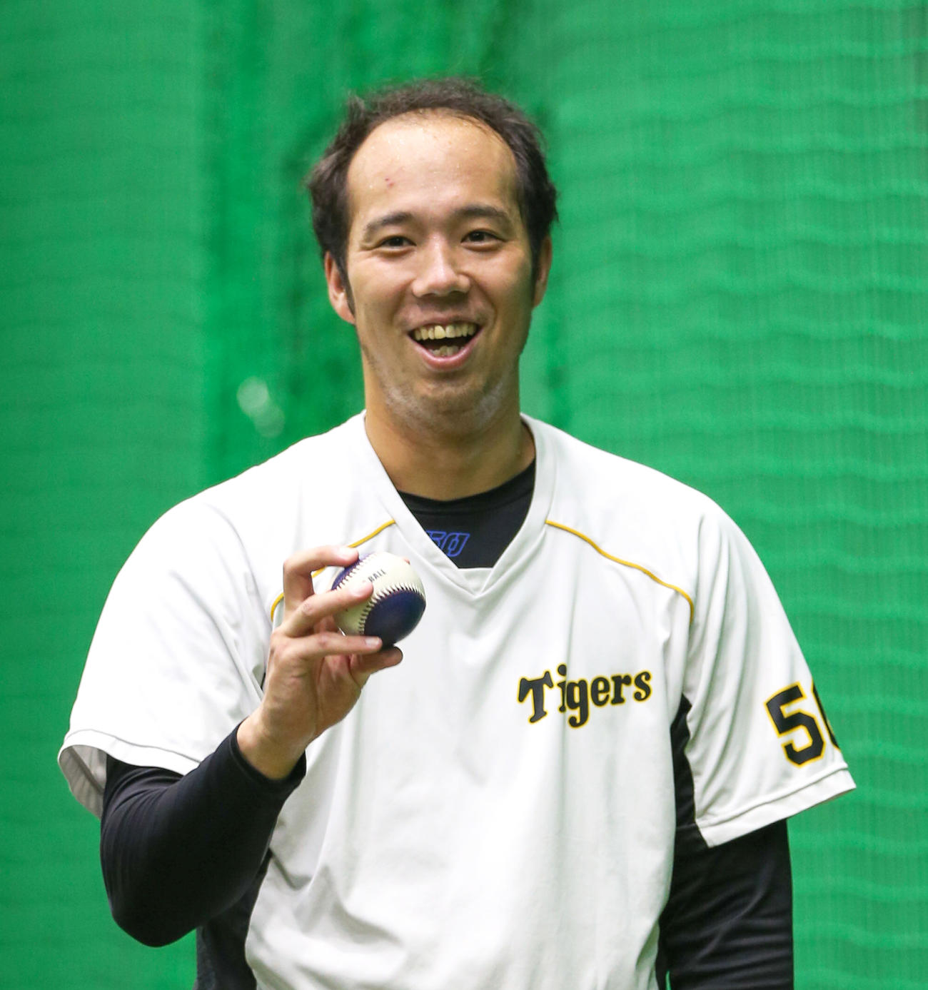 青柳（右）はリラックスした表情で投手練習に参加する（撮影・上山淳一）