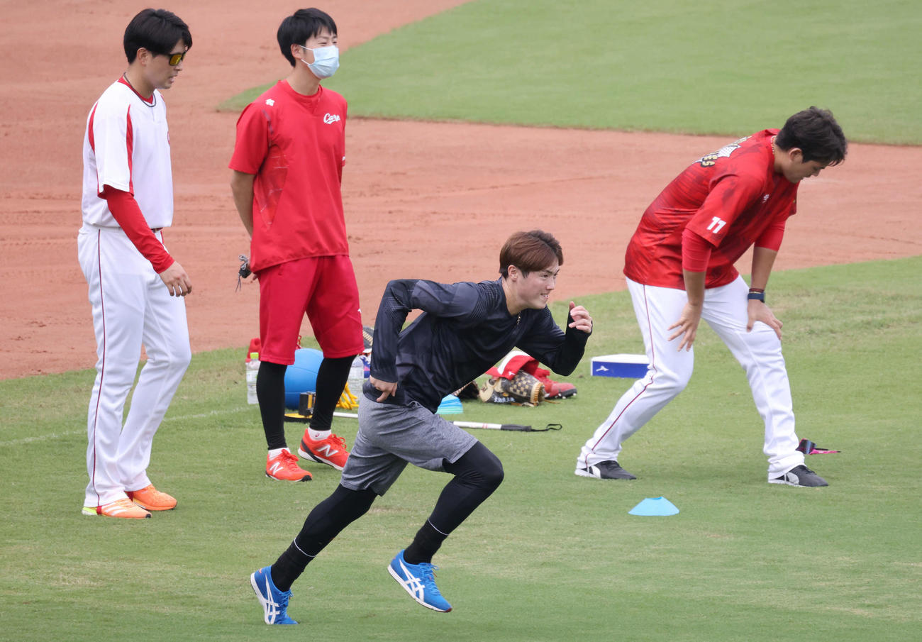 走り込む森下。左は大瀬良。右は九里（撮影・加藤孝規）