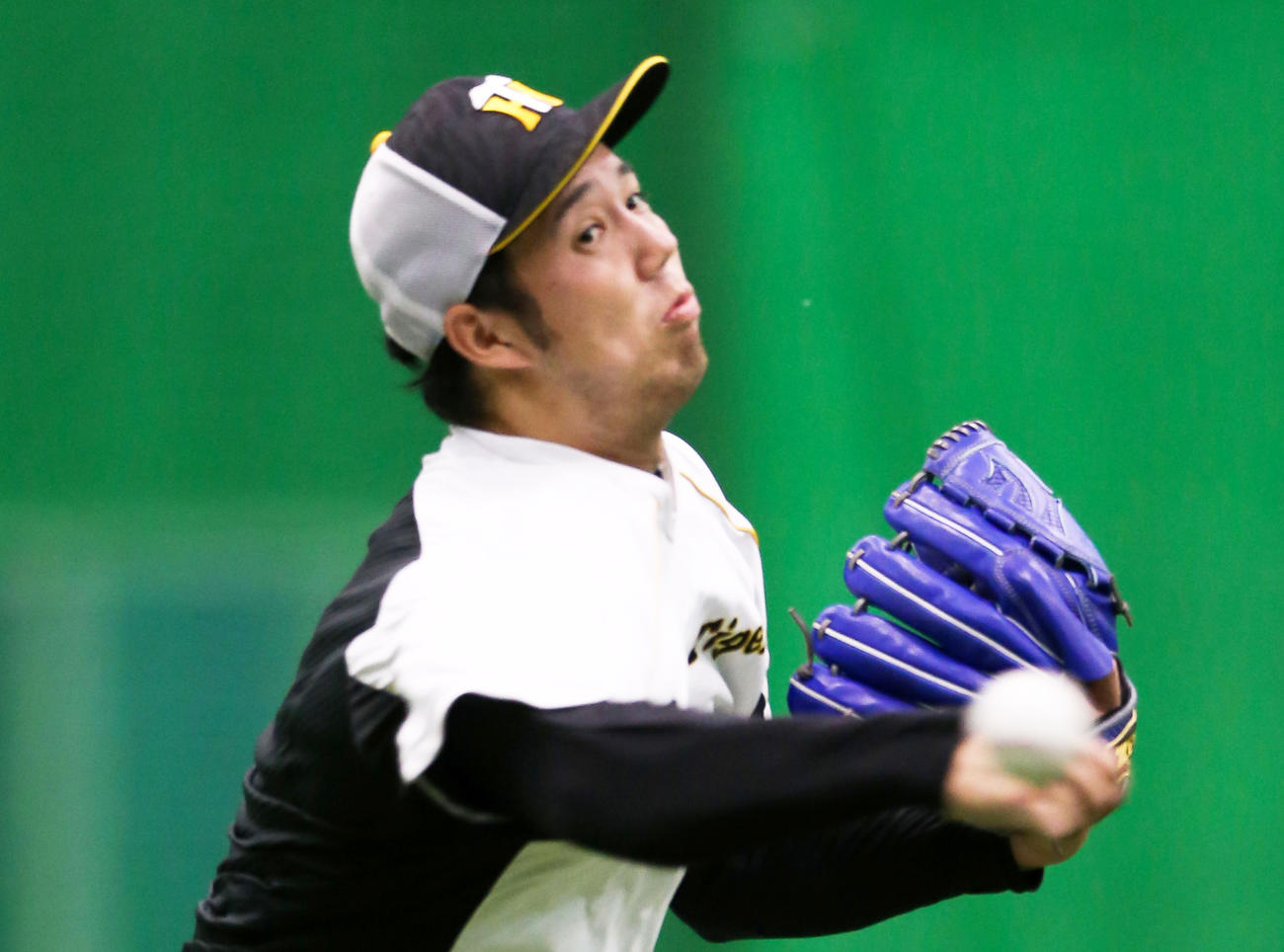 キャッチボールで調整する青柳（撮影・上山淳一）