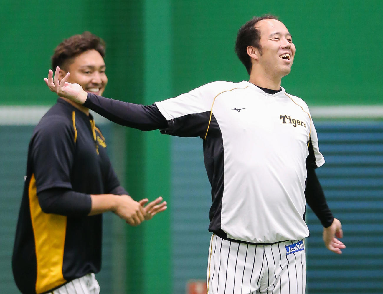 青柳は秋山（左）らとリラックスした表情を見せる（撮影・上山淳一）
