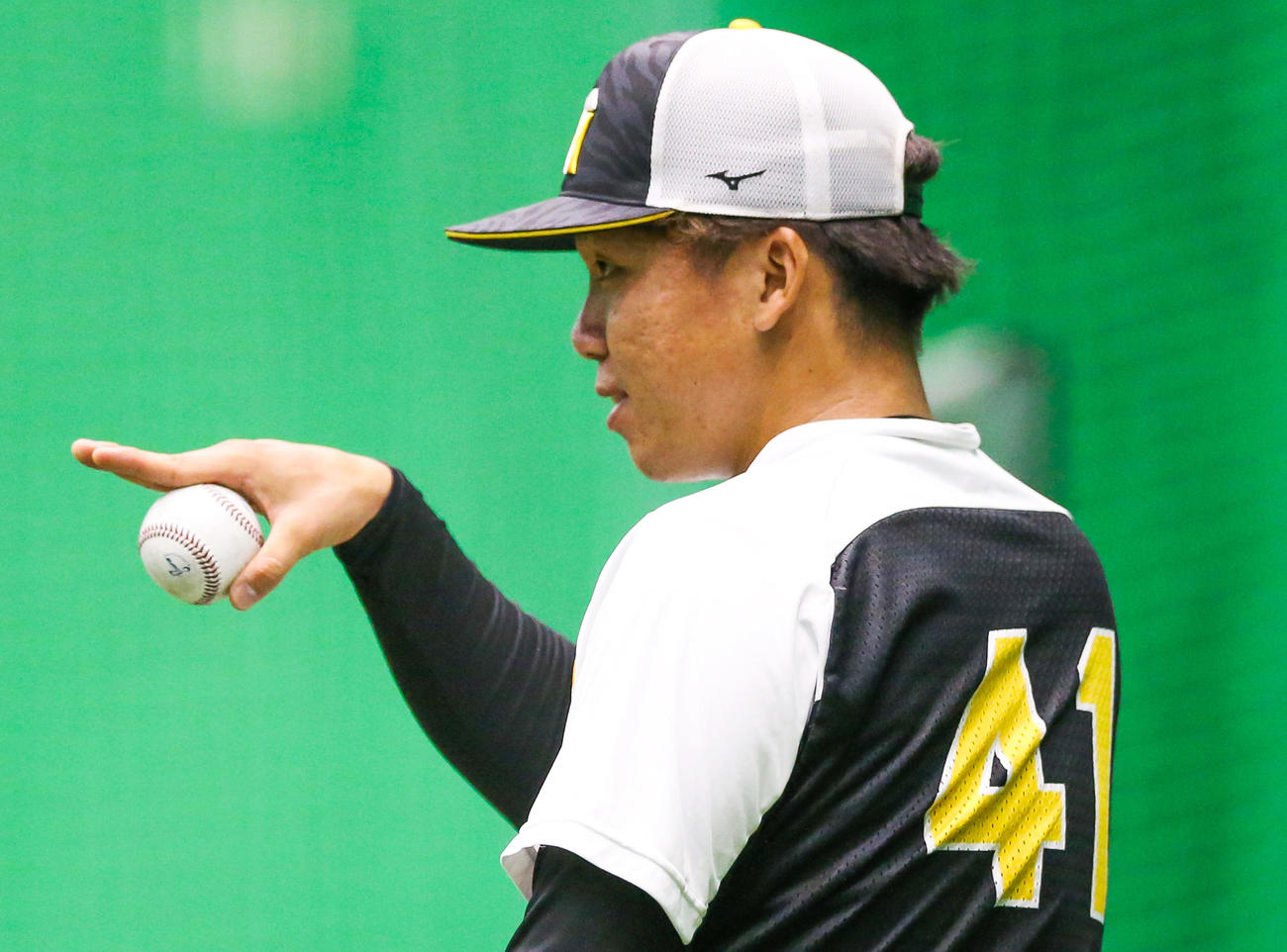 1軍合流の阪神村上はキャッチボールで汗を流す（撮影・上山淳一）