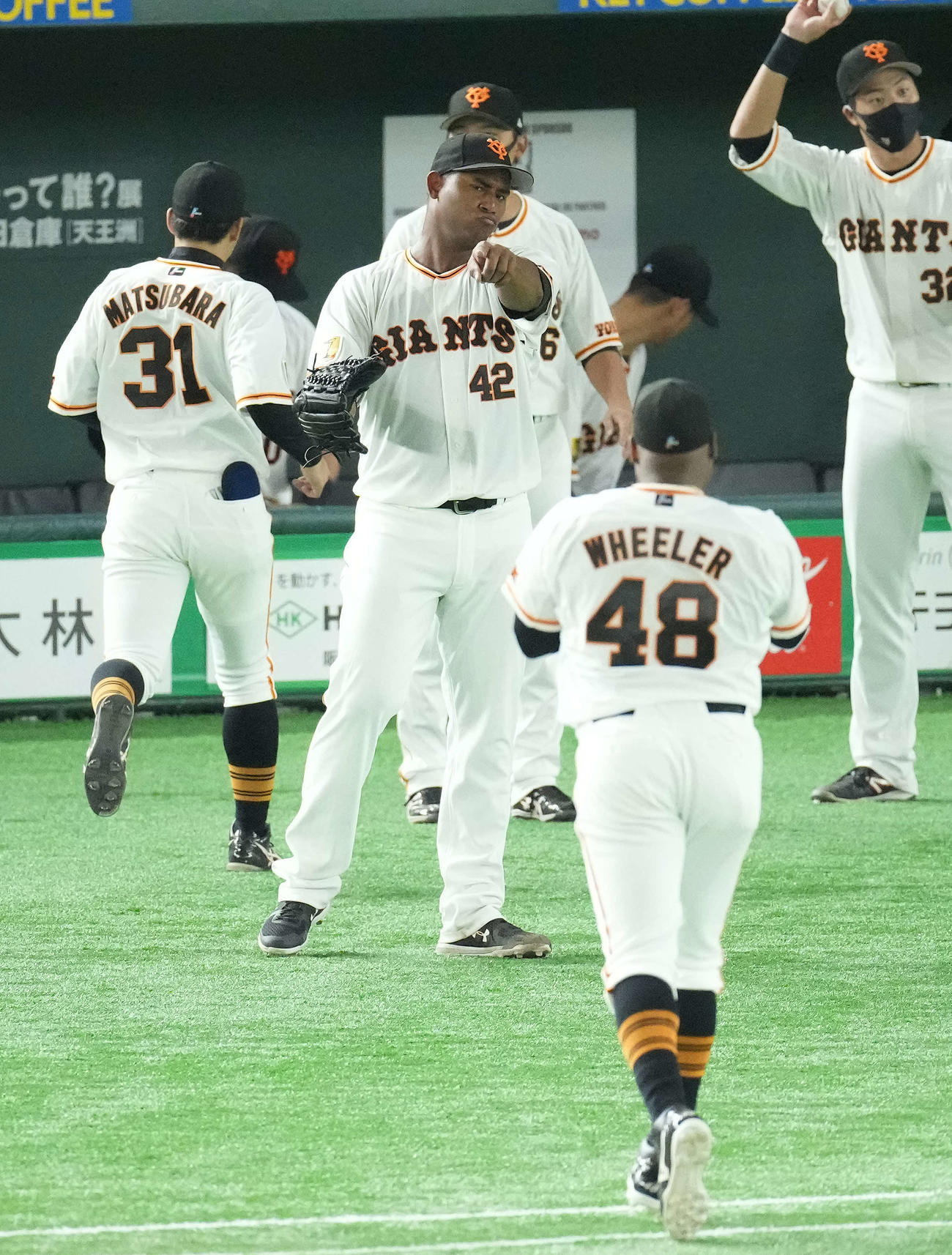 巨人対広島　7回表広島2死一、二塁、石原を左飛に仕留め、左翼手ウィーラー（手前）を指さすメルセデス（撮影・鈴木みどり）