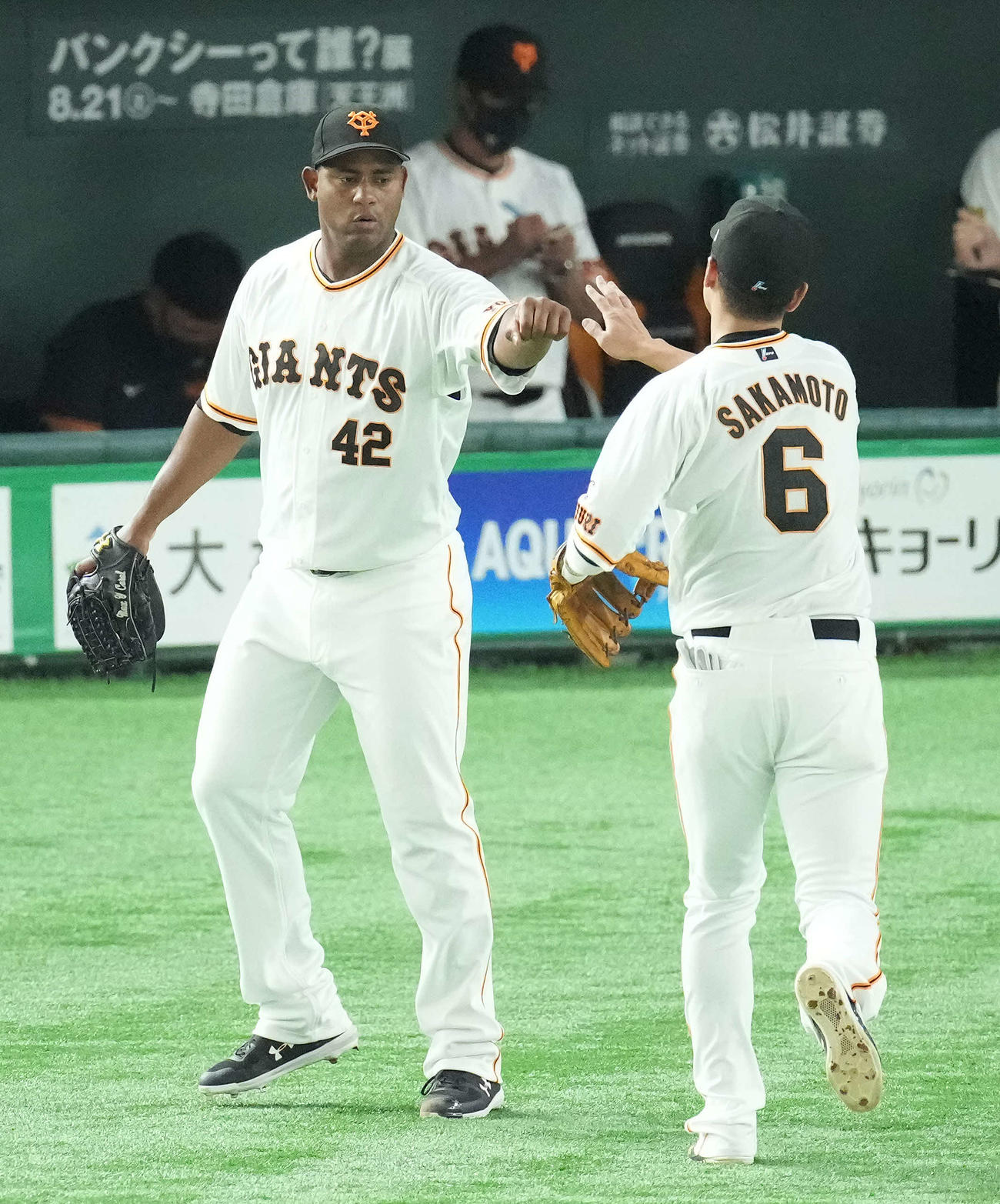 巨人対広島　1回表を無失点に抑え、坂本（右）とタッチを交わす巨人メルセデス（撮影・鈴木みどり）