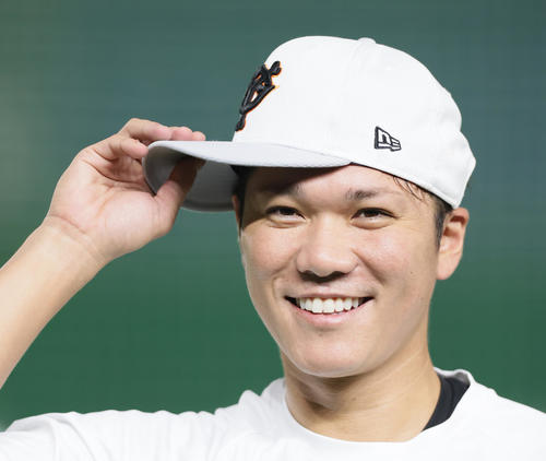 試合前、笑顔を見せる巨人坂本（撮影・足立雅史）