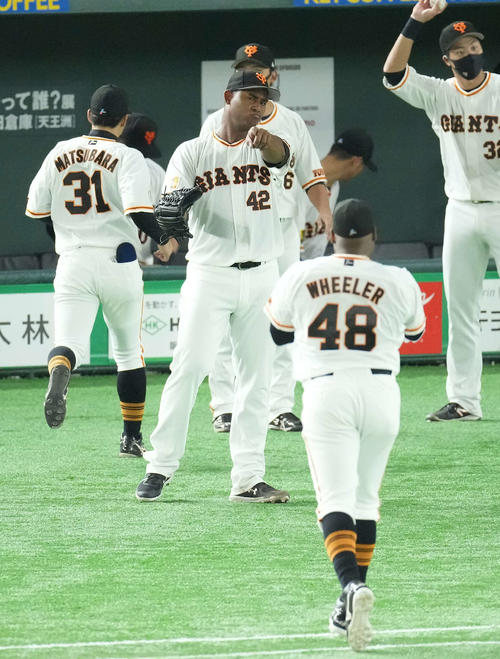 巨人対広島　7回表広島2死一、二塁、石原を左飛に仕留め、左翼手ウィーラー（手前）を指さすメルセデス（撮影・鈴木みどり）