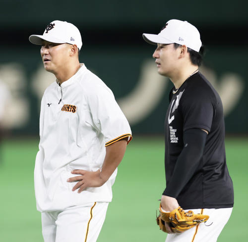 試合前、会話を交わす巨人の中田（左）と丸（撮影・足立雅史）