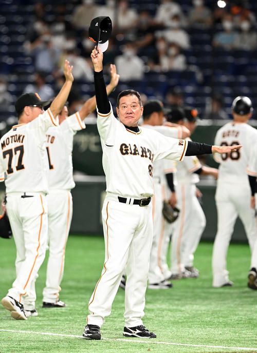 巨人対広島　広島に勝利し笑顔を見せる巨人原監督（撮影・たえ見朱実）