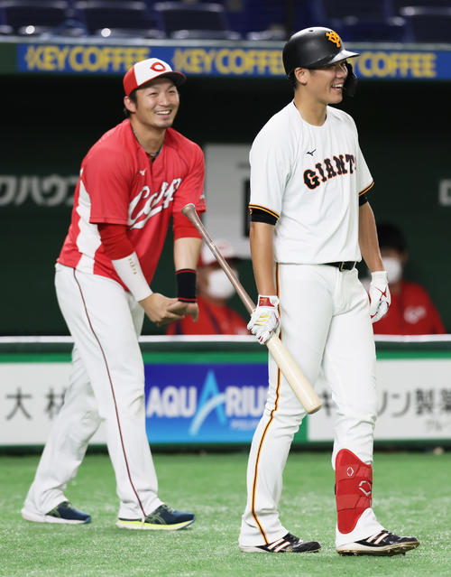 試合前、談笑する広島鈴木誠（左）と巨人坂本（撮影・足立雅史）