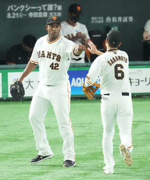 巨人対広島　1回表を無失点に抑え、坂本（右）とタッチを交わす巨人メルセデス（撮影・鈴木みどり）