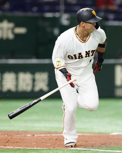 巨人対広島　2回裏巨人1死、中前打を放つ中田（撮影・足立雅史）