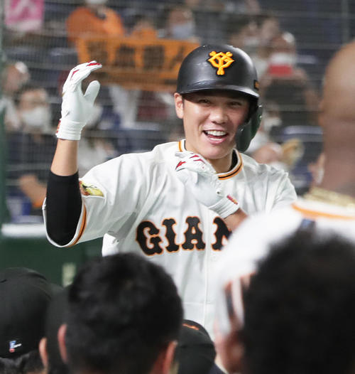 巨人対広島　3回裏巨人1死、左越え本塁打を放った坂本は「わっしょい！」ポーズで笑顔（撮影・足立雅史）