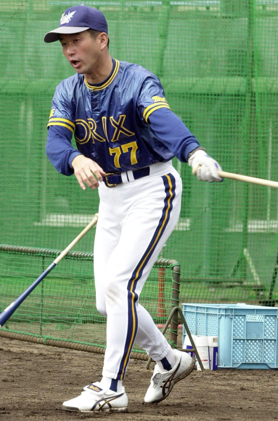 00年、オリックスでコーチを務め、ノックする弓岡敬二郎