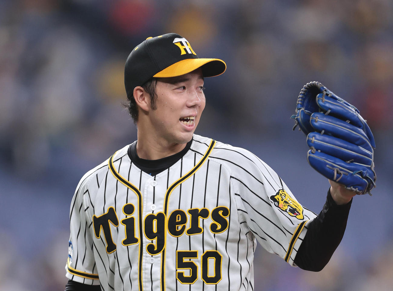 阪神対DeNA 6回表を投げ終え、笑顔を見せながらベンチへ戻る青柳（撮影・前田充）