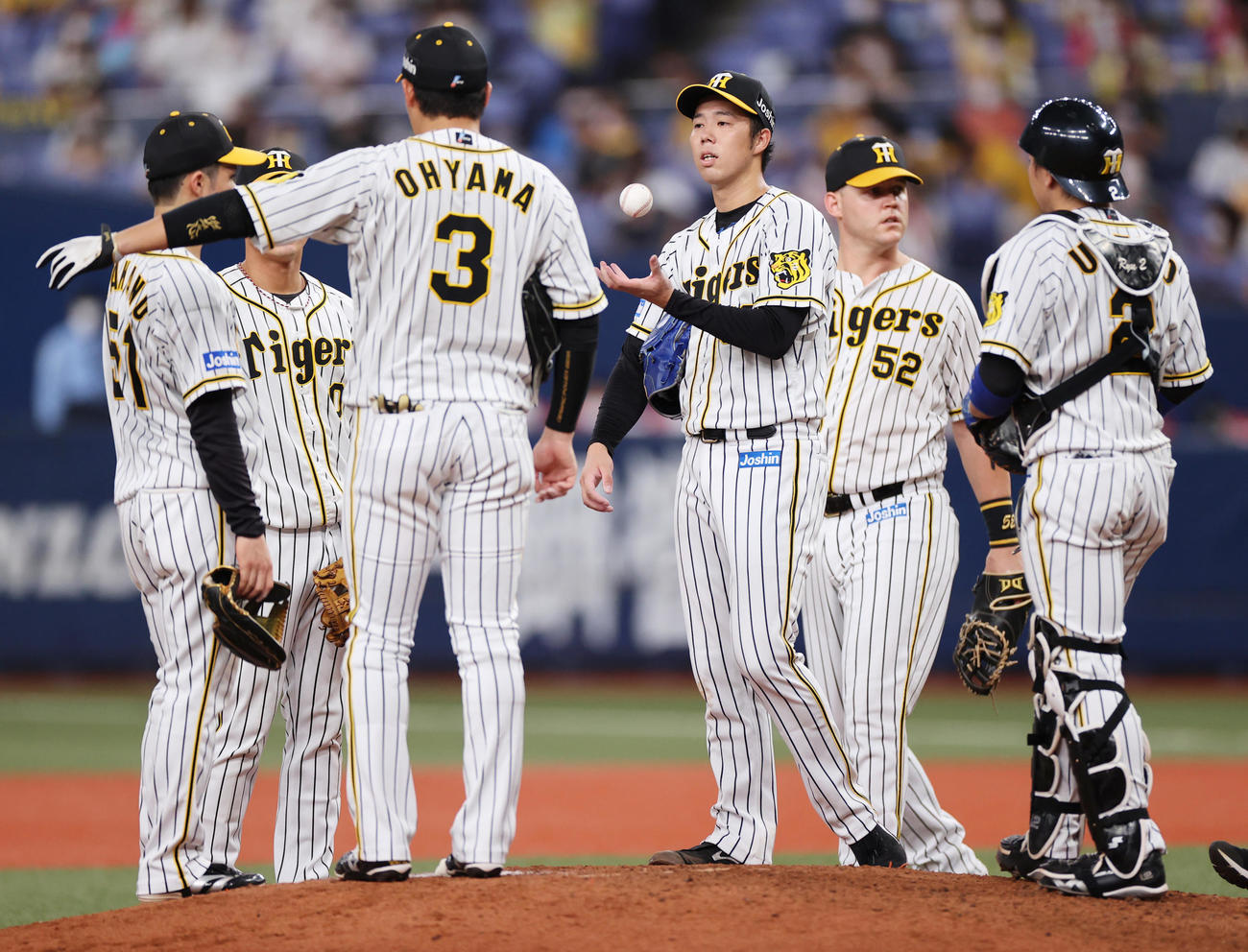 阪神対DeNA 7回表DeNA1死満塁、ピンチにマウンドに集まる阪神青柳（中央）たち（撮影・清水貴仁）
