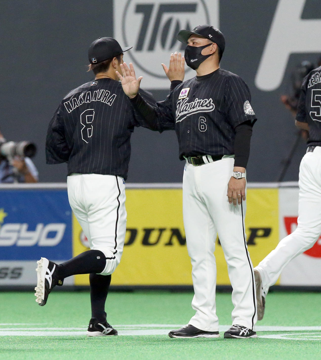 日本ハム対ロッテ　ロッテ中村奨（左奥）を出迎える井口監督（撮影・佐藤翔太）
