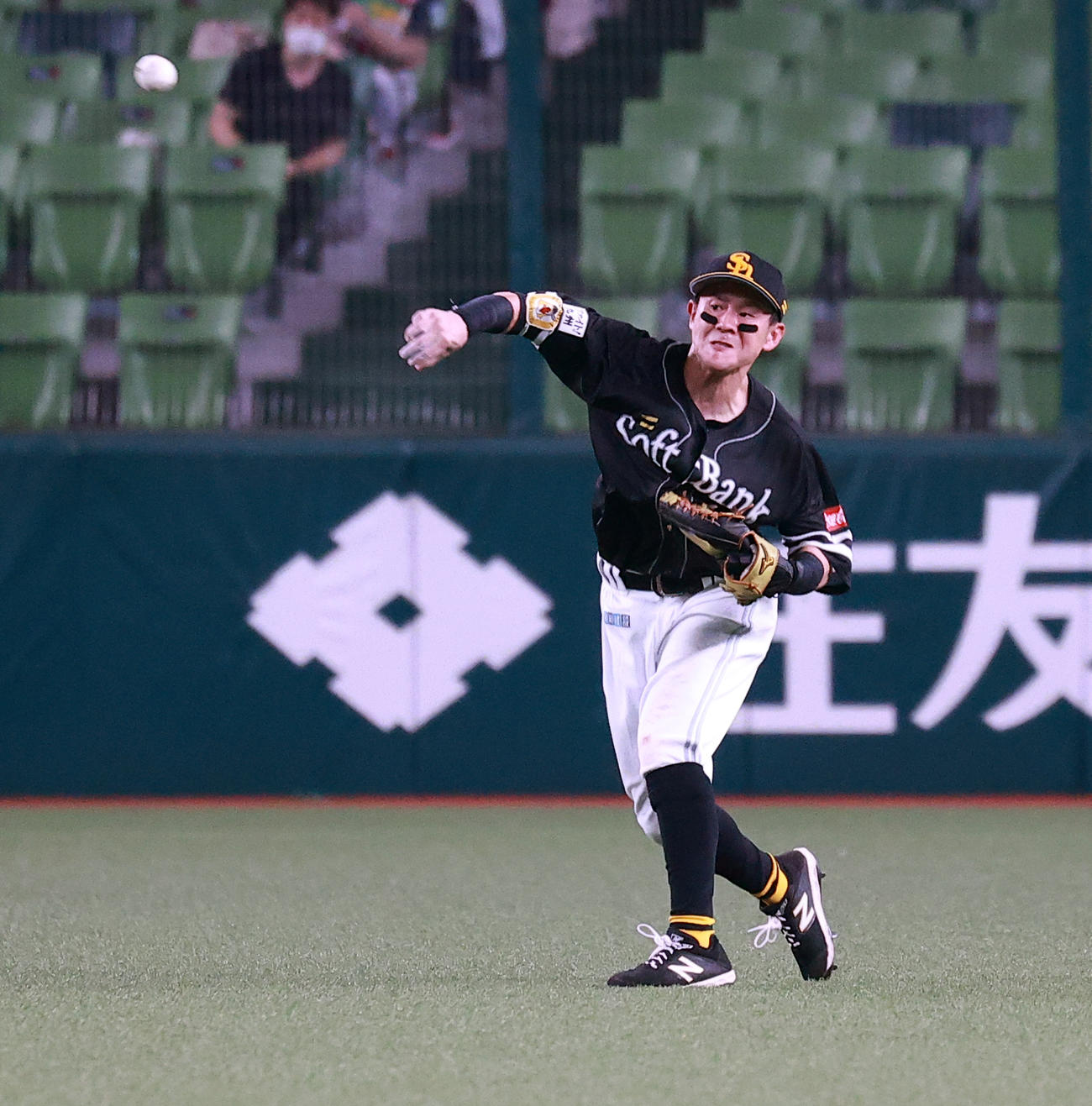 西武対ソフトバンク　9回裏西武1死満塁、森の中飛を本塁好送球で併殺に仕留める牧原大（撮影・浅見桂子）