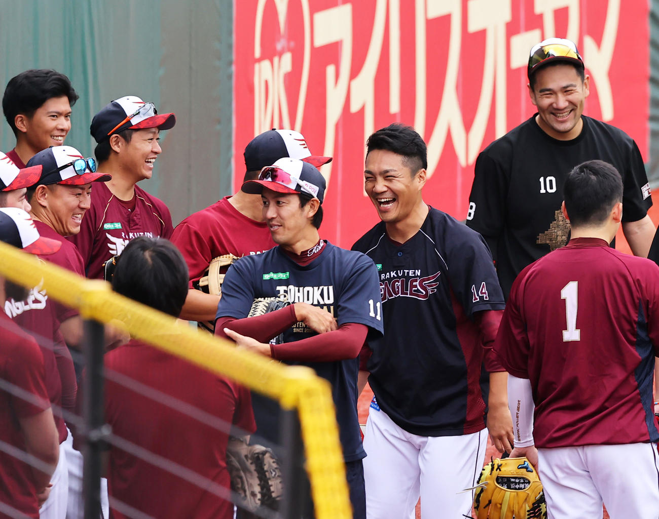 練習前、投手陣と笑顔を見せる楽天則本（右から3人目）（撮影・垰建太）