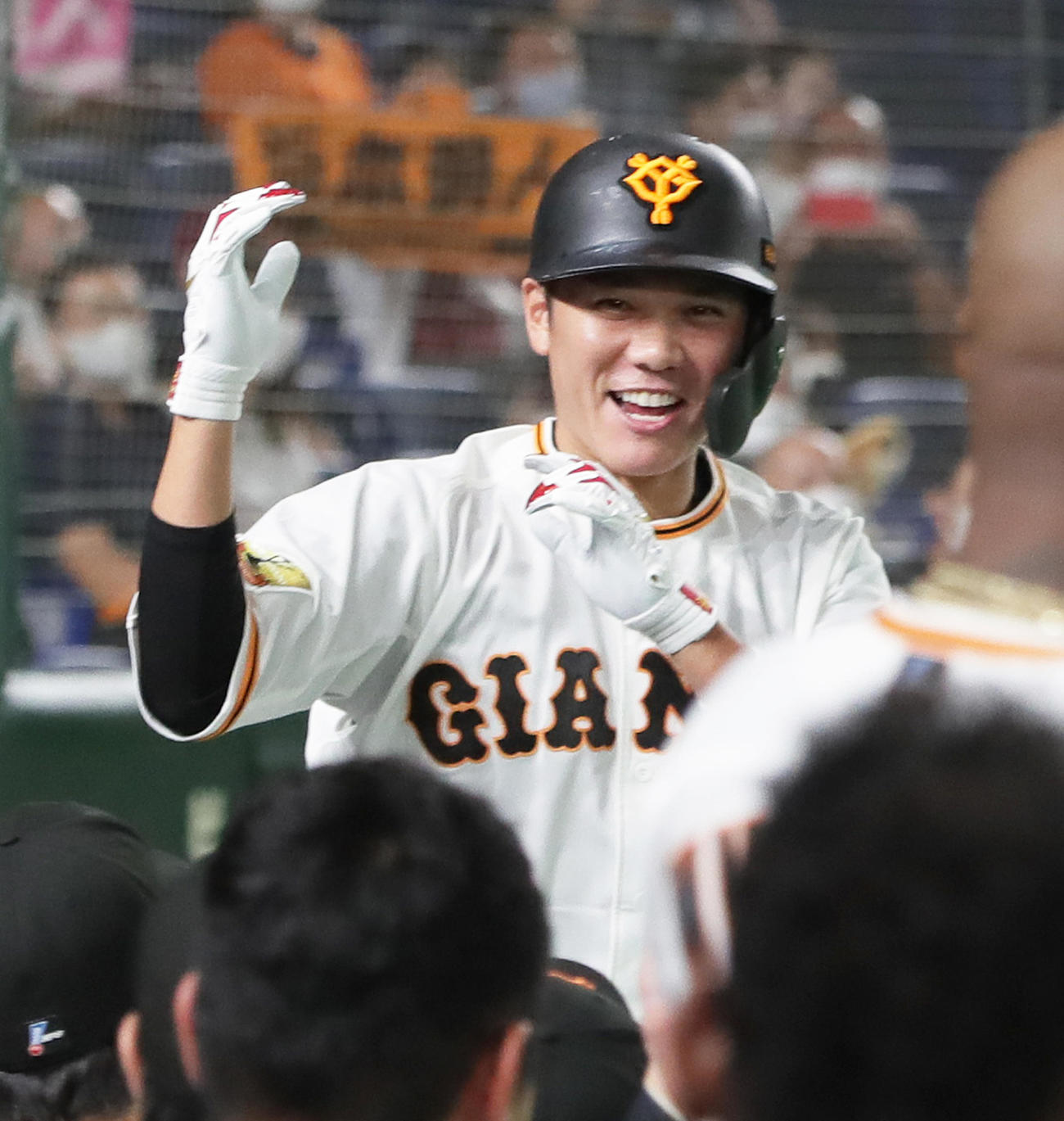 巨人対広島　3回裏巨人1死、左越え本塁打を放った坂本は「わっしょい！」ポーズで笑顔（撮影・足立雅史）