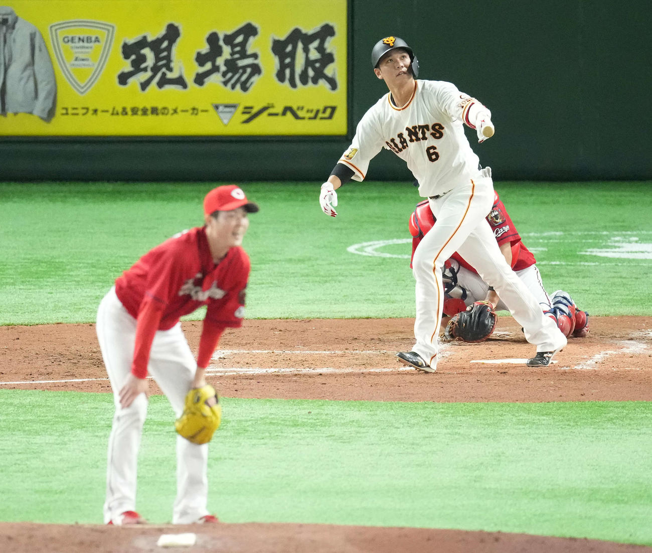 巨人対広島　3回裏巨人1死、先制の左越えソロ本塁打を放つ坂本。投手森下（撮影・鈴木みどり）