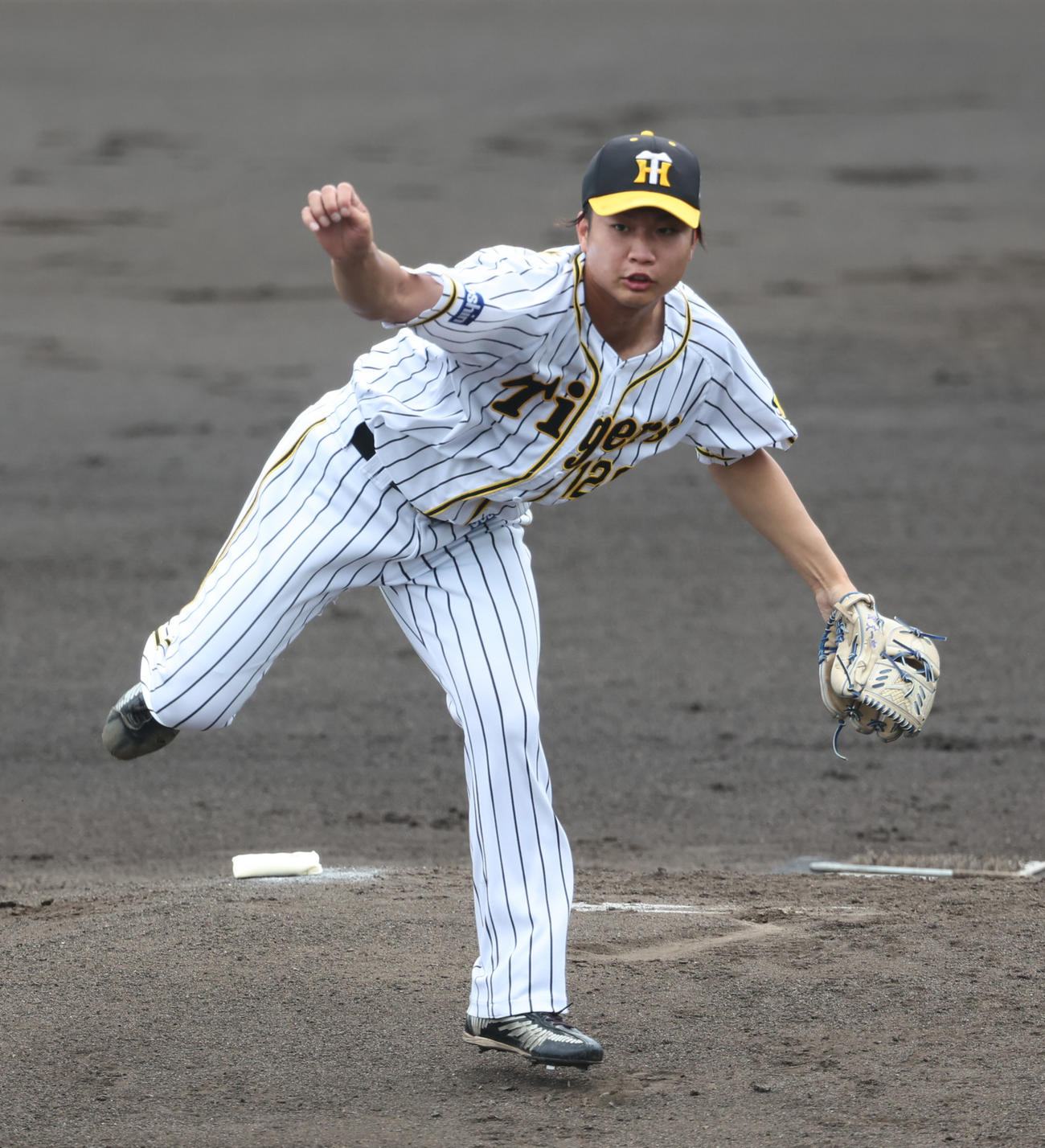 先発登板する牧＝鳴尾浜（代表撮影）
