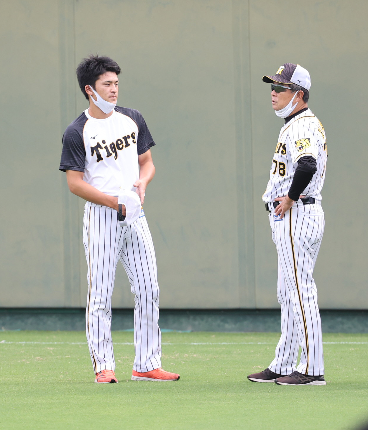 練習中に平田監督（右）と話す高寺（代表撮影）