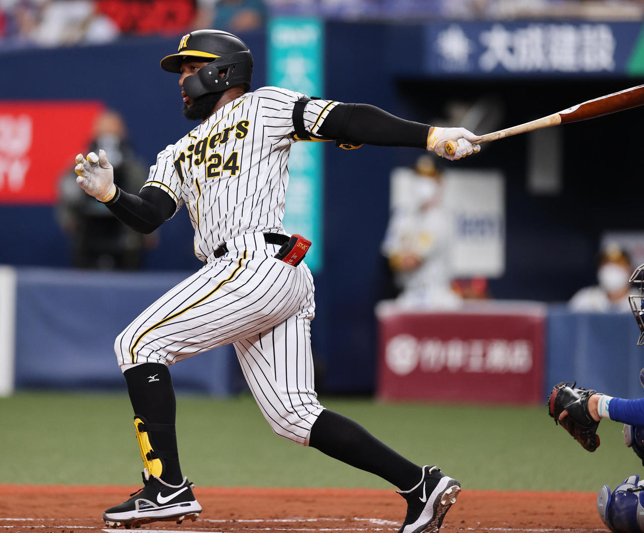 阪神対DeNA 2回裏阪神2死、左前打を放つロハス・ジュニア（撮影・清水貴仁）