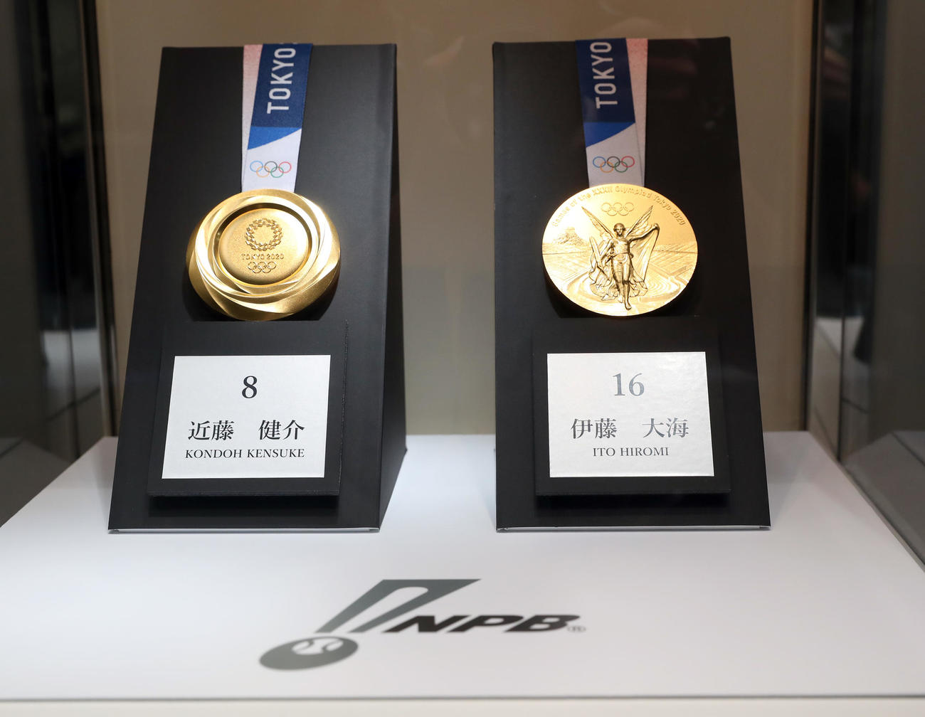 日本ハム対ロッテ　札幌ドームで展示された日本ハム近藤と伊藤の金メダル（撮影・佐藤翔太）