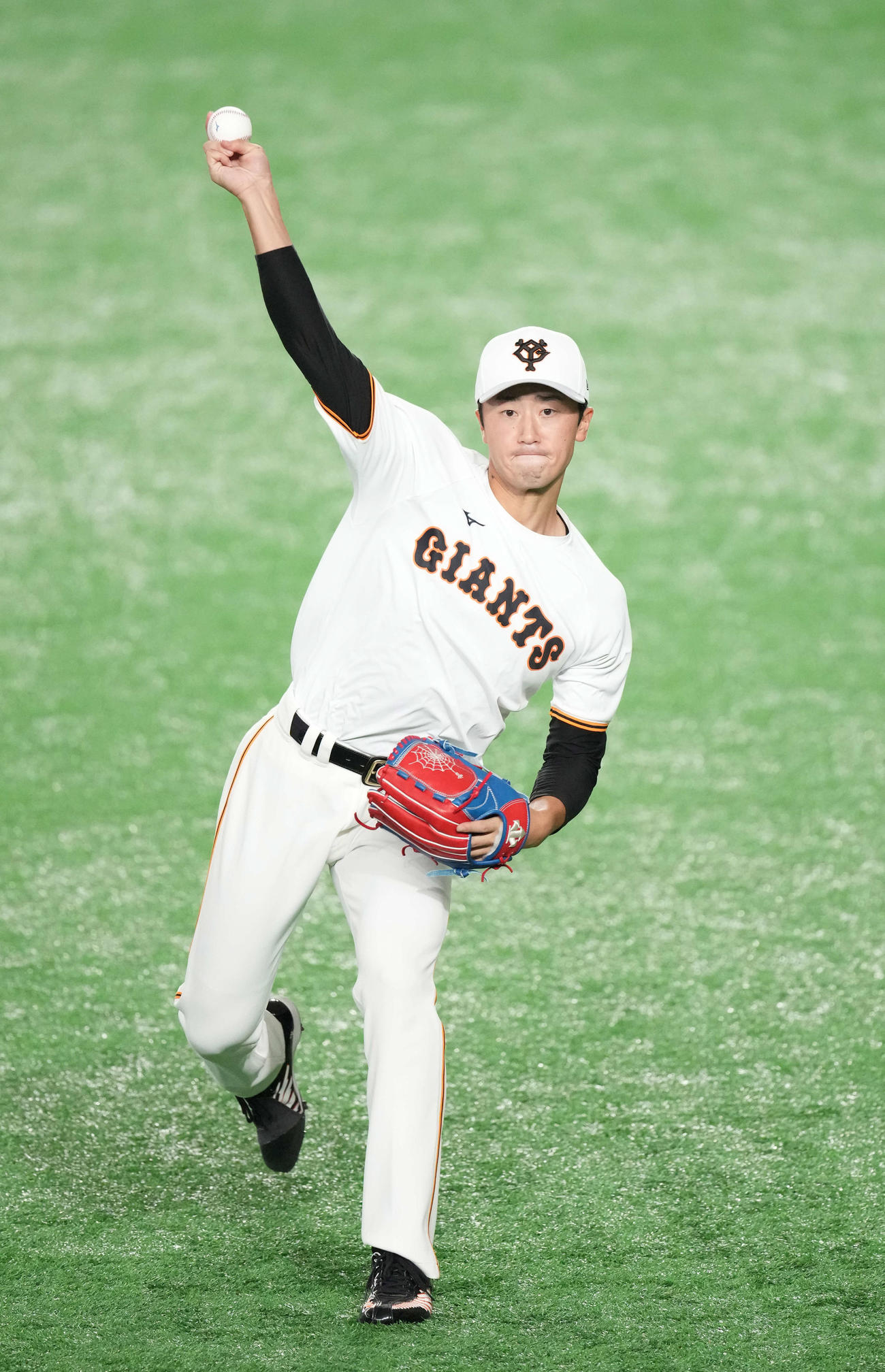 キャッチボールする巨人直江（撮影・鈴木みどり）