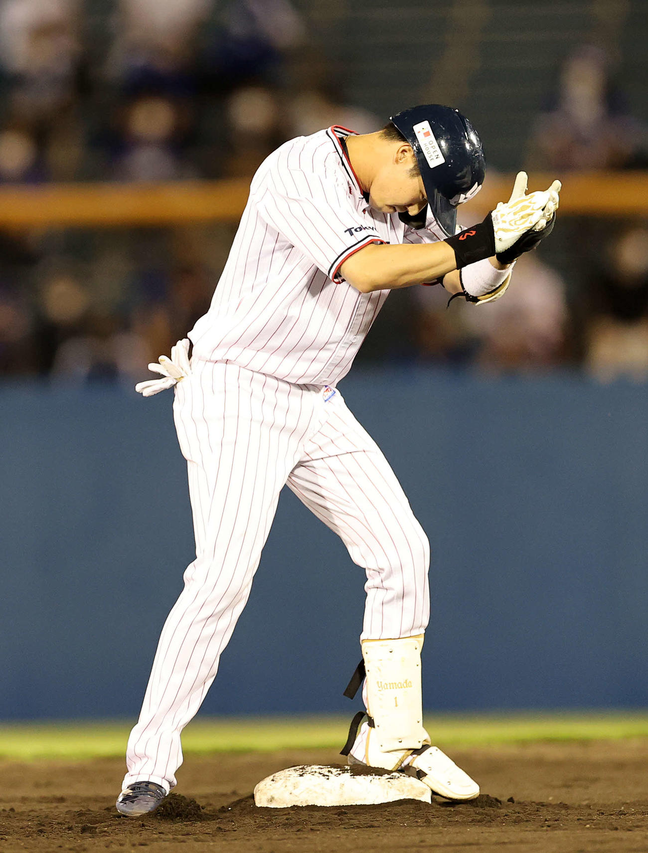 ヤクルト対中日　4回裏ヤクルト1死二塁、山田は左越え適時二塁打を放ち拍手する（撮影・鈴木正人）