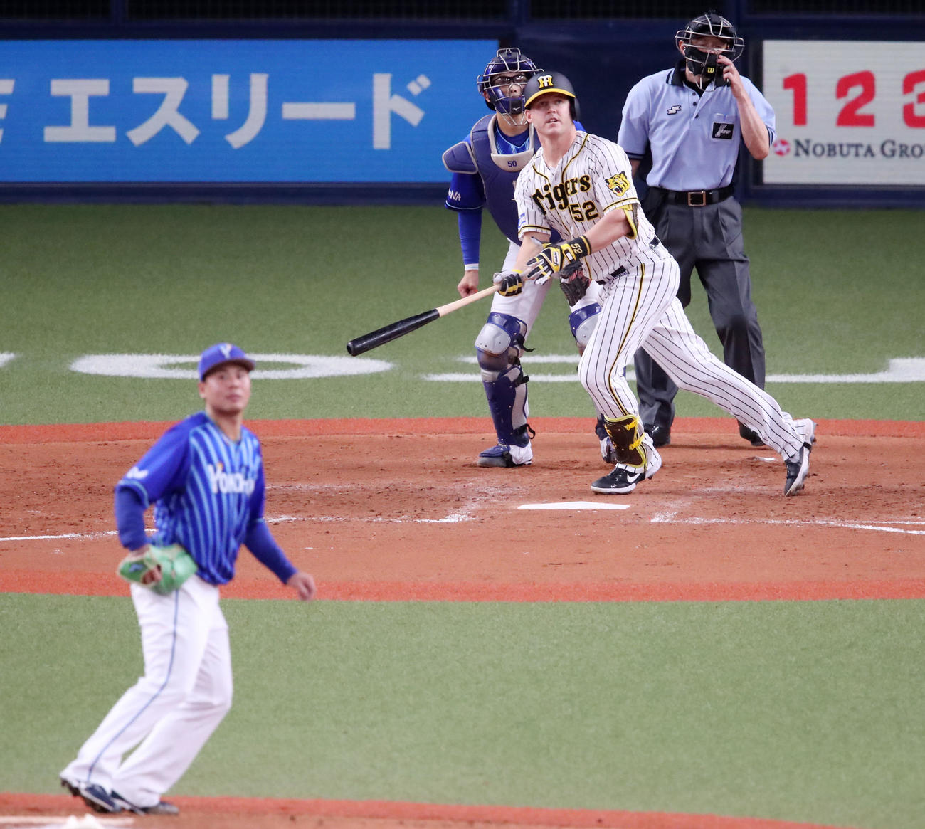 阪神対DeNA 5回裏阪神無死一、二塁、サンズは左越え適時二塁打を放つ（撮影・加藤哉）