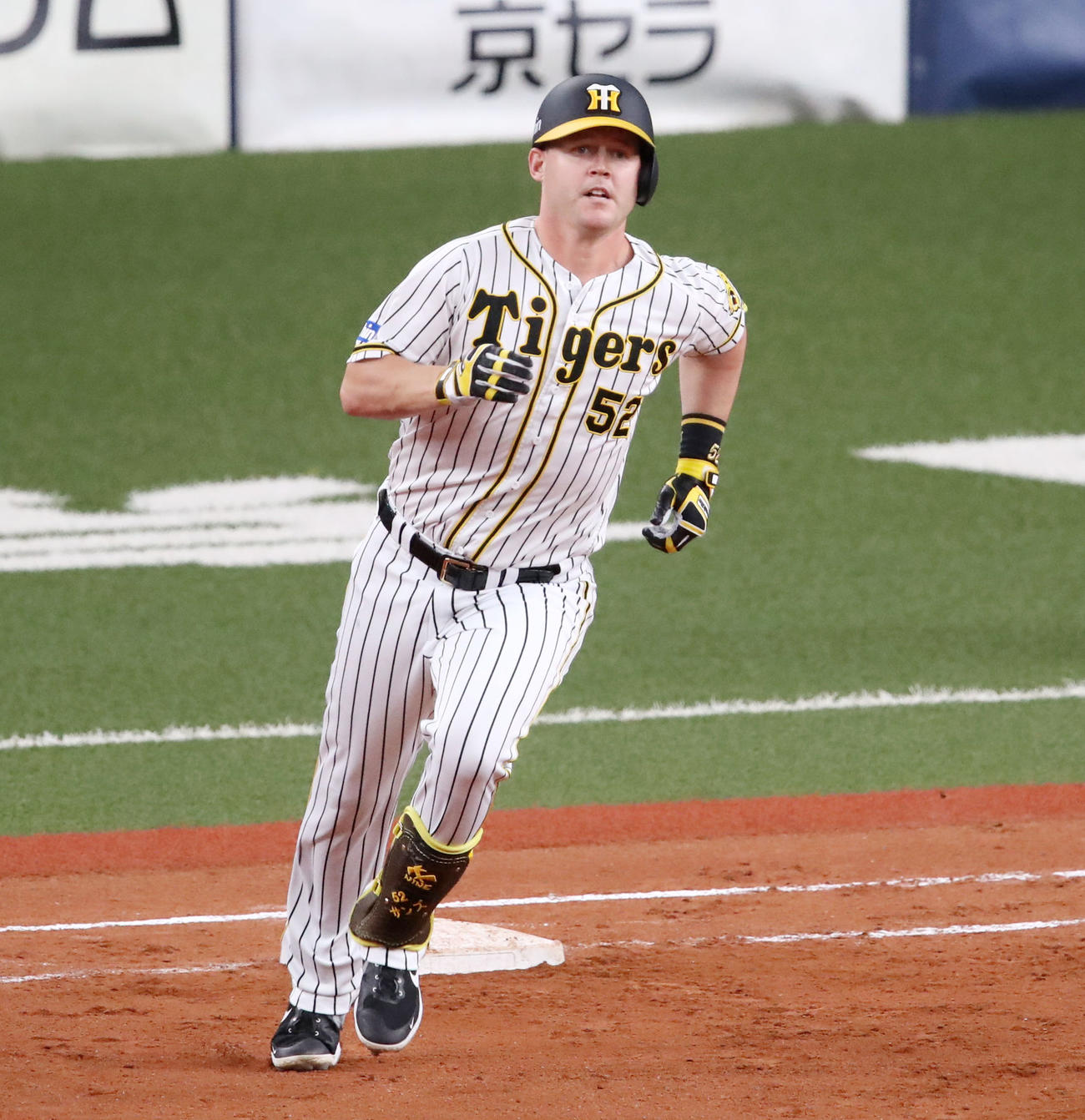 阪神対DeNA 5回裏阪神無死一、二塁、サンズは左越え適時二塁打を放つ（撮影・加藤哉）