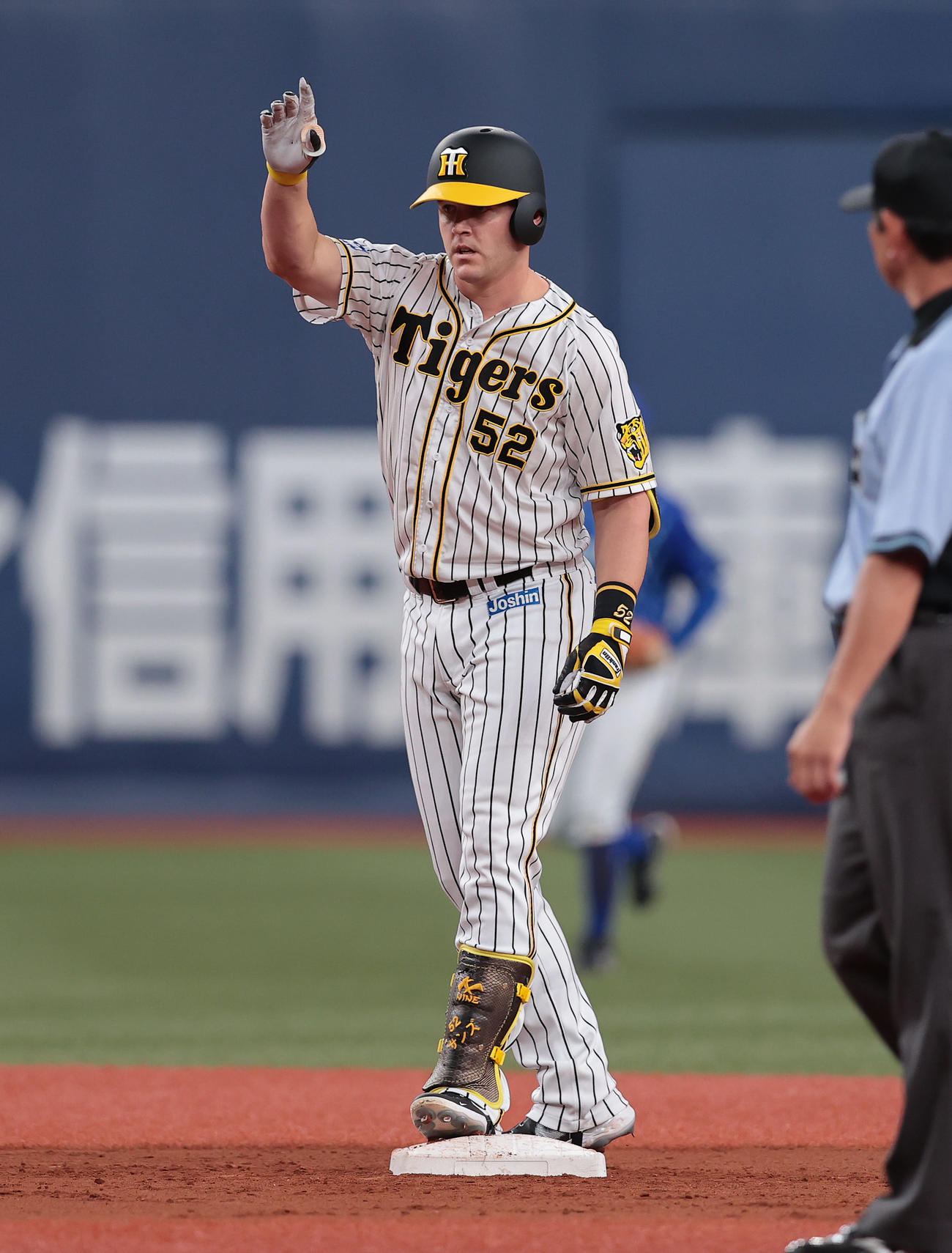 阪神対DeNA 5回裏阪神無死一、二塁、左中間へ2点適時二塁打を放ち、ベンチに向かって手を上げるサンズ（撮影・前田充）