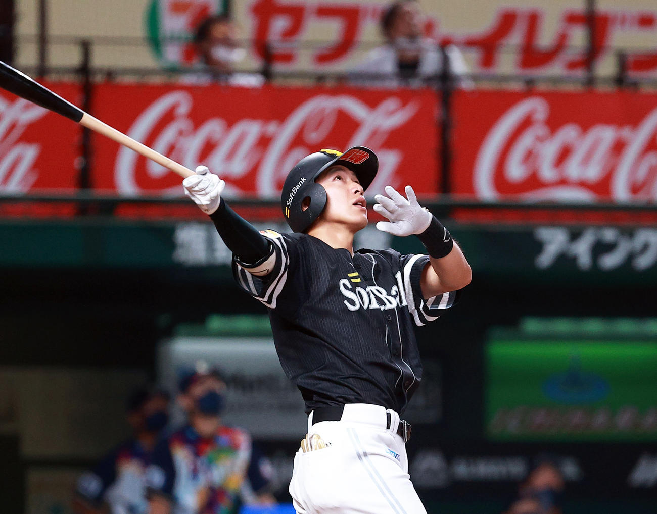 6回表ソフトバンク無死一塁、柳田はドームの天井に当てる二塁飛を放ち打球を見上げる（撮影・浅見桂子）