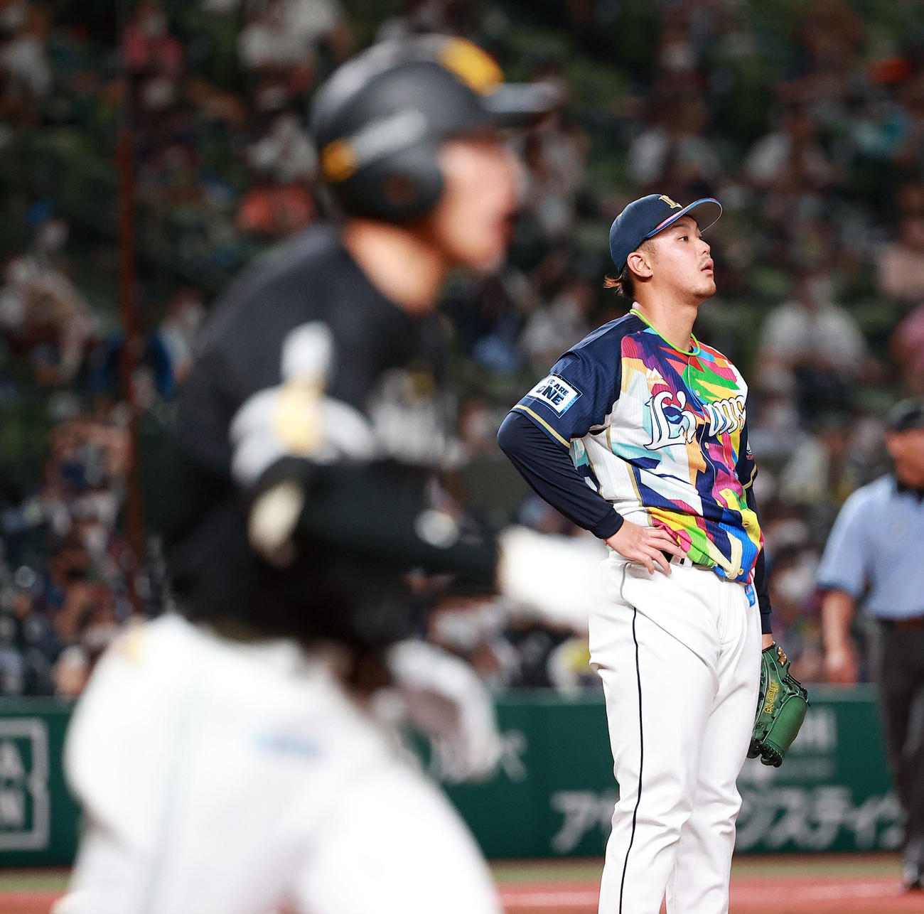 6回表ソフトバンク無死一塁、柳田（手前）の天井を直撃する飛球の行方を見つめる高橋（撮影・浅見桂子）