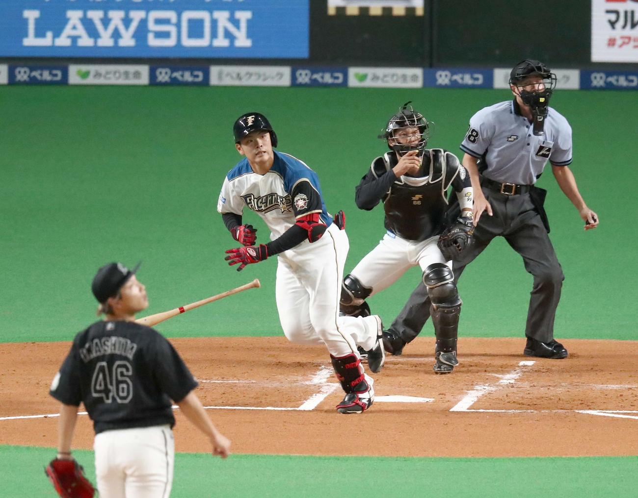 日本ハム対ロッテ　1回裏日本ハム1死一塁、左越え2点本塁打を放つ野村（撮影・黒川智章）