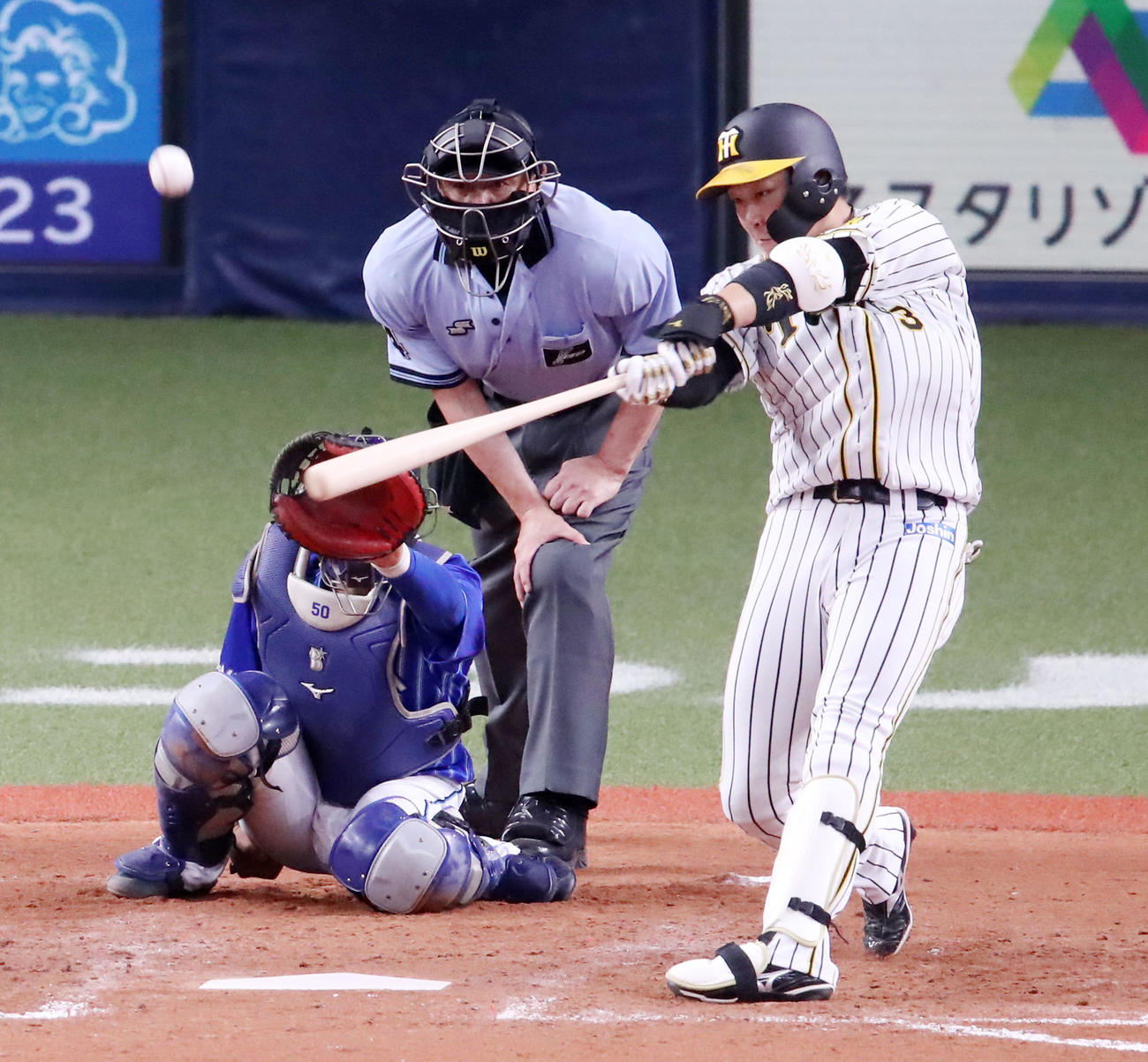 阪神対DeNA 5回裏阪神無死二塁、大山は右越え2点本塁打を放つ（撮影・加藤哉）