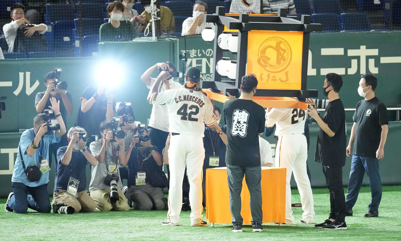 巨人対広島　勝利投手の巨人メルセデスは大城とみこしを担ぐ（撮影・鈴木みどり）