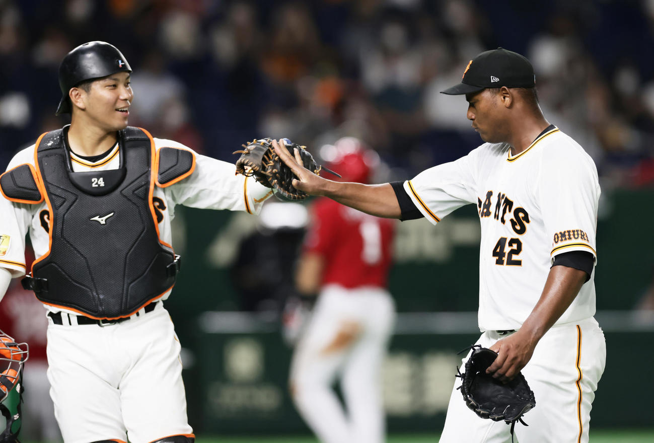 巨人対広島　7回1失点の巨人メルセデス（右）は大城とタッチを交わす（撮影・足立雅史）