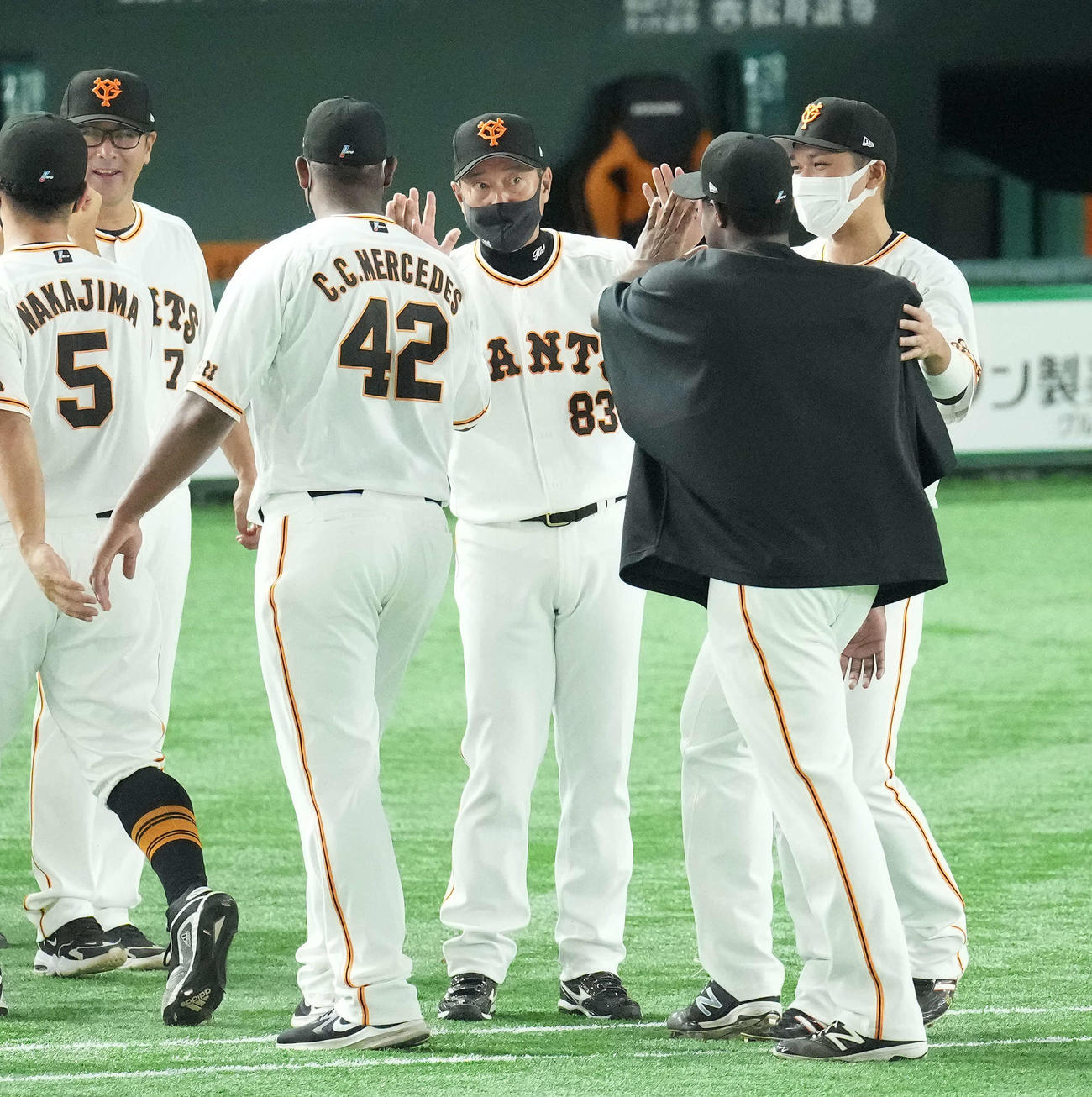 巨人対広島　勝利投手メルセデス（左から3人目）を笑顔で迎える原監督（中央）（撮影・鈴木みどり）