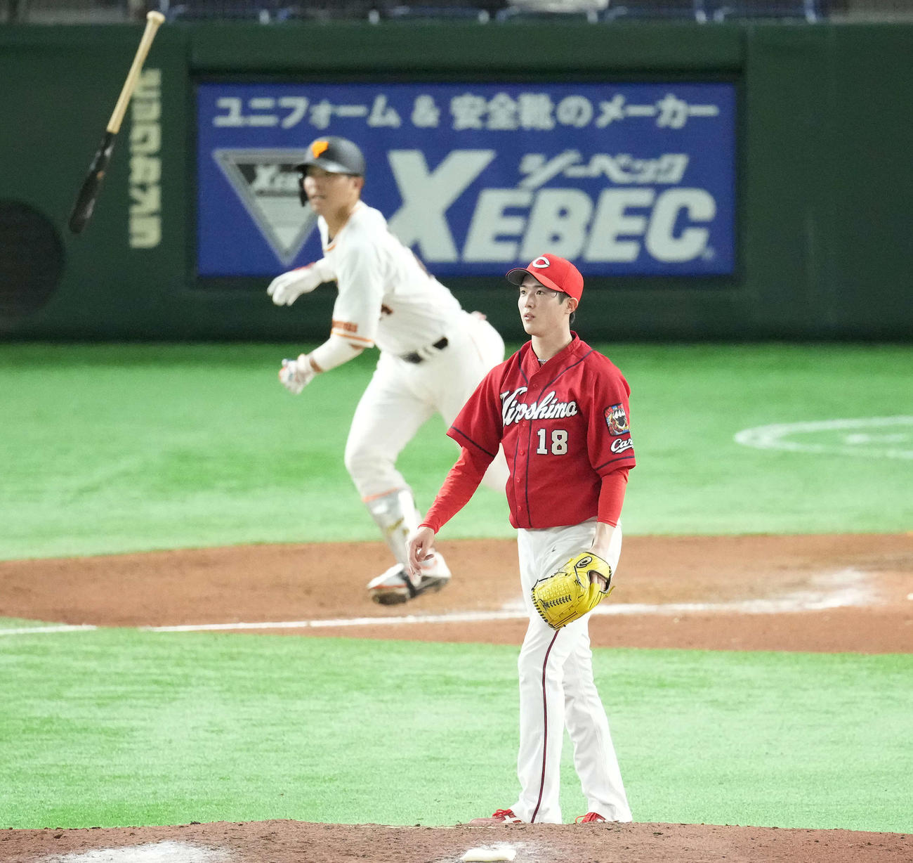 巨人対広島　7回裏巨人1死、大城（後方）に右越えソロ本塁打を浴びる森下（撮影・鈴木みどり）