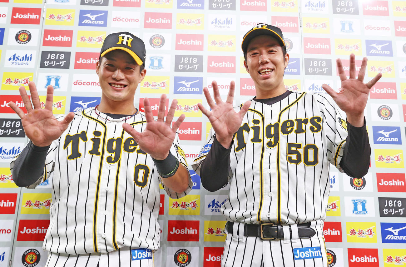 阪神対DeNA　お立ち台に上がり10勝ポーズで笑顔をみせる青柳（右）と打のヒーロー木浪（撮影・清水貴仁）