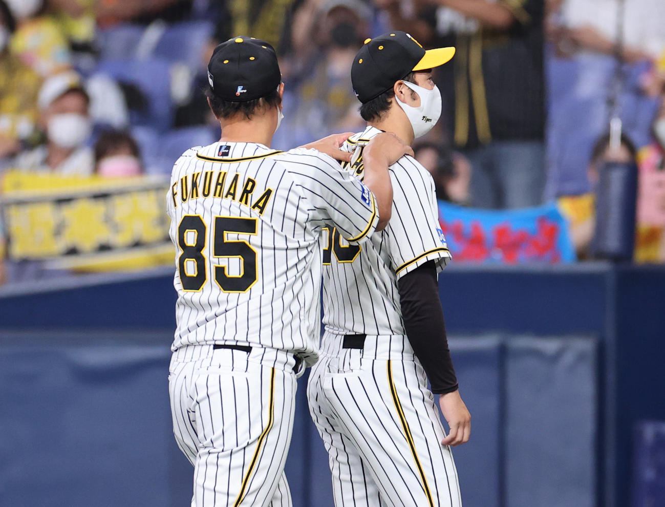 阪神対DeNA　今季10勝目をあげた青柳（右）は福原コーチからねぎらいを受ける（撮影・清水貴仁）