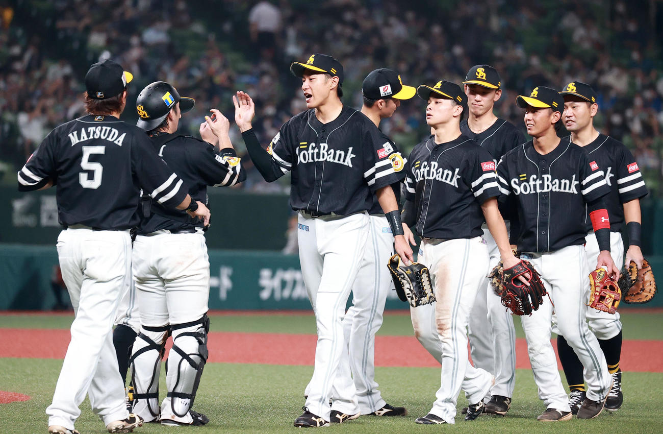 西武対ソフトバンク　引き分けに持ち込みハイタッチするソフトバンクナイン（撮影・浅見桂子）
