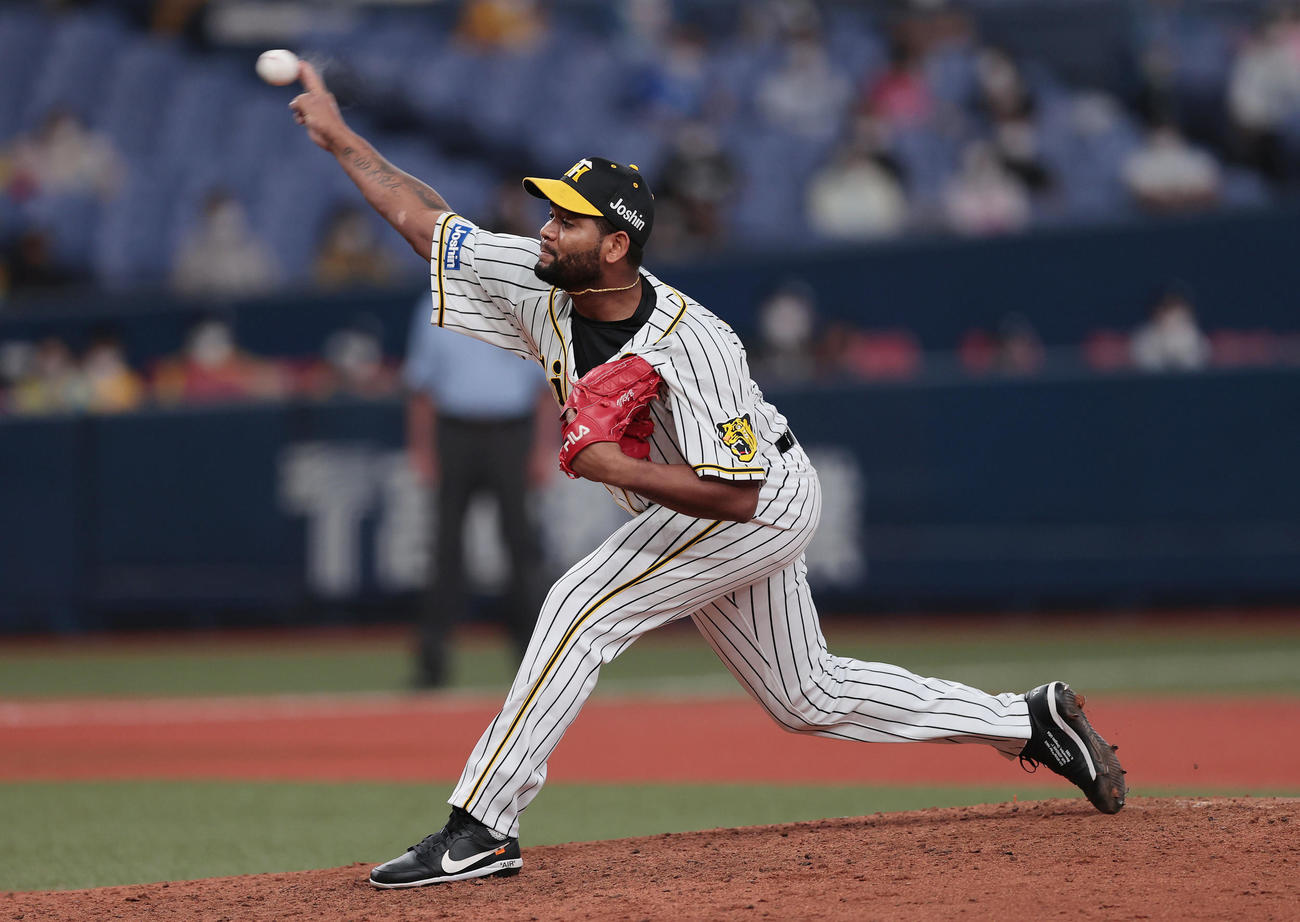 阪神対DeNA 8回表、阪神2番手で登板するアルカンタラ（撮影・前田充）