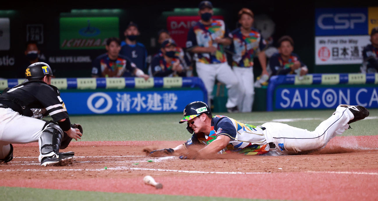 西武対ソフトバンク　9回裏西武1死満塁、森の中飛で三塁ヘッドスライディングする川越（右）だが、相手好返球でアウトになる。捕手甲斐（撮影・浅見桂子）