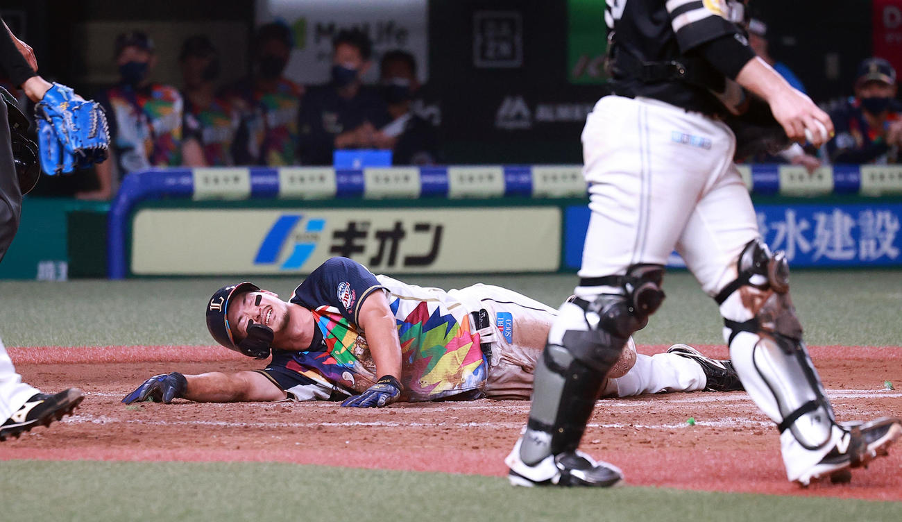 西武対ソフトバンク　9回裏西武1死満塁、森の中飛で三塁ヘッドスライディングした川越だがアウトになり起き上がれず（撮影・浅見桂子）
