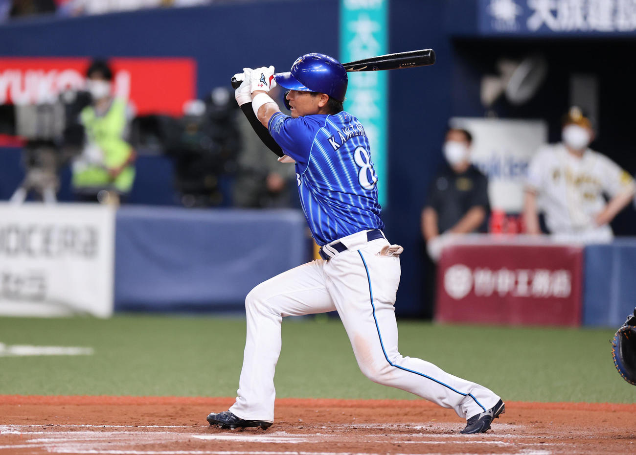 阪神対DeNA 7回表DeNA2死満塁、中前に2点適時打を放つ神里（撮影・清水貴仁）