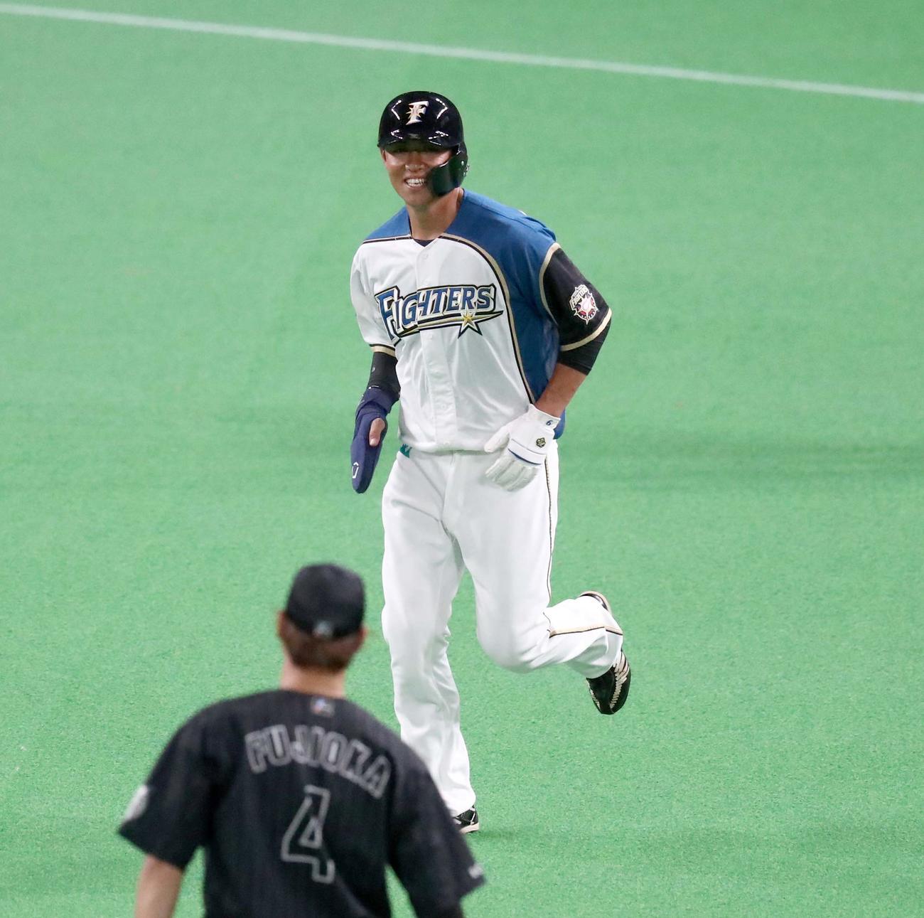 日本ハム対ロッテ　8回裏、二塁代走に出る木村（撮影・黒川智章）