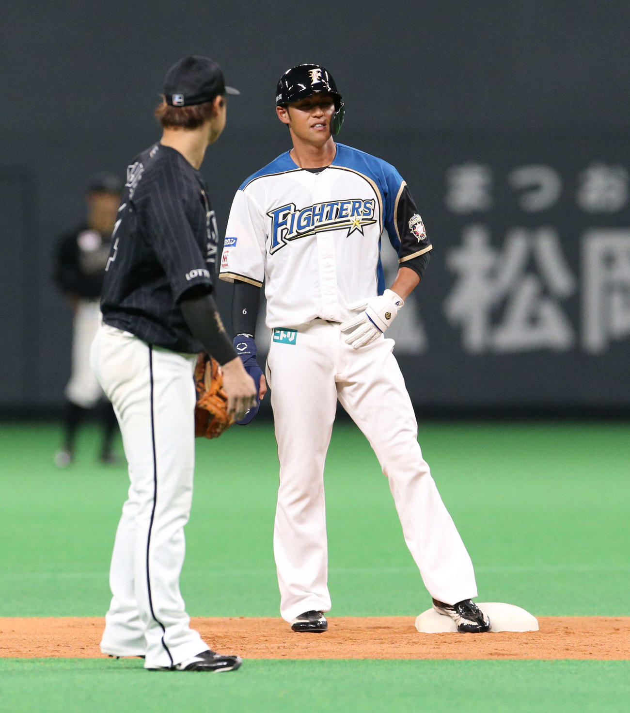 日本ハム対ロッテ　代走で出場する日本ハム木村（右）（撮影・佐藤翔太）