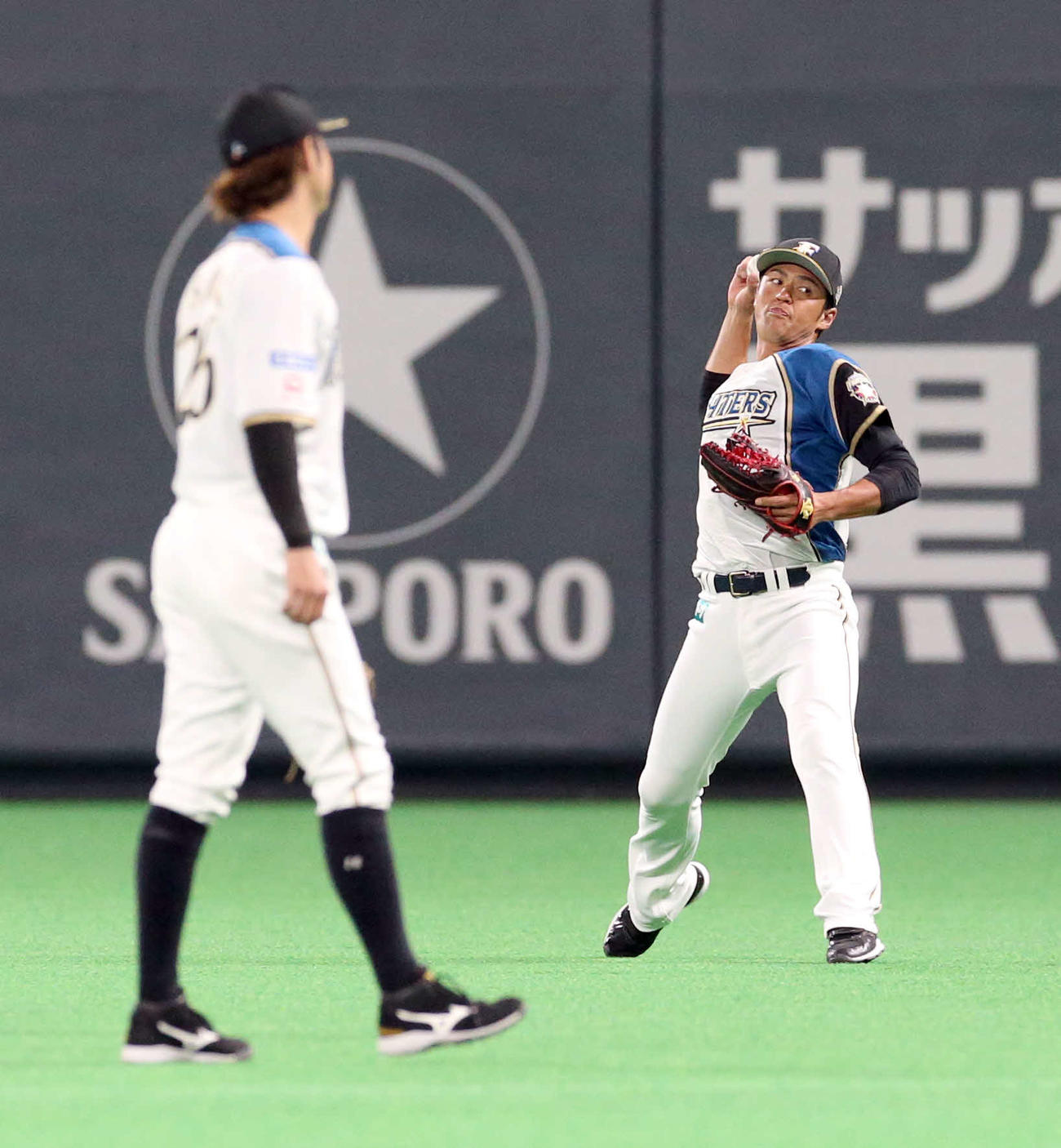 日本ハム対ロッテ　試合前、シートノックを受ける日本ハム木村（撮影・佐藤翔太）